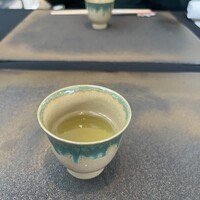 日本料理 TOBIUME - 始まりの一服 "秋の口切り"
                    秋の口切り新茶（福岡県八女産、星野製茶園）
                    －30°Cで約5ヶ月保管した新茶（4月～5月に摘んだもの）