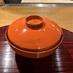 おかもと - 4皿目
      鱧出汁の椀、揚げナス入り鱧真薯、焼松茸、冬瓜、柚子