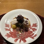 おかもと - 1皿目
      車海老、炙った鮑、ズッキーニ、長芋、岩茸、揚げ銀杏、赤芽紫蘇、胡麻酢。