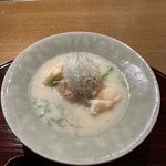 おかもと - 8皿目
      蕪、百合根、万願寺唐辛子の飛龍頭のおかき揚げ、フカヒレ、伊勢海老、きぬさやの白味噌仕立て。
      