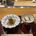 おかもと - 3皿目
      ・戻りカツオ、酢漬けにした蓮根、卵黄と粒マスタードのソース
      ・琵琶湖の子持ちの稚鮎、山芋