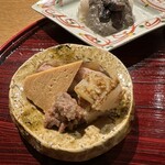 おかもと - 落花生の塩茹、飛鳥のそ、鱧の肝の生姜煮、コノワタに漬けて炙ったヤリイカ
