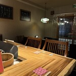 メデ・イタシ - コの字のカウンターには一辺に2人づつ｡お隣さんと自然と会話になる良い距離感｡