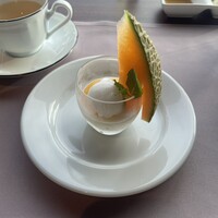 アーティスト カフェ - シャンパンかけて食べる