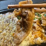 KINTAN IN THE HOUSE エチカ池袋店 - 牛カルビ 持ち上げ