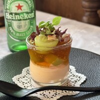 イノーヴェ - 静岡県産赤パプリカ ムース シャインマスカット ハモンセラーノ コンソメジュレ