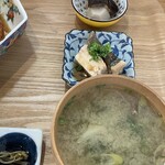 スミレ茶屋 - お味噌汁と小鉢