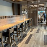和み - 店舗入口のカウンター席