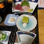 月光温泉 クアハイム - お膳右側‥お刺身3種･大根の酢漬け･デザート