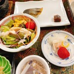 月光温泉 クアハイム - ホッケ焼き･味こんにゃく･サラダ･漬物･梅干し