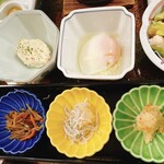 月光温泉 クアハイム - お膳手前の右上から‥サラダ･温泉卵･ポテサラ…下の段右から‥卯の花･シラス大根おろし･きんぴらごぼう。
