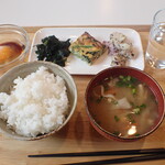 トーコーキッチン - 野菜のキッシュ 副菜二品、豚汁、ご飯 + 生卵