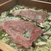 佐賀牛 季楽 銀座  - 白菜、ネギ(2種)、エノキたちの野菜に牛様を乗せてせいろで蒸し蒸し。ゴマだれと、ポン酢でいただきます。