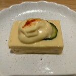 しゃぶせん 横浜店 - ※　「アスパラ豆腐」は、他にない美味しさ。秀逸。ホワイトアスパラが豆腐の中に練り込まれているのかな？蟹肉も入っており、マヨネーズときゅうりも添えられている。この組み合わせが絶妙。「トマトサラダスーパードレッシング」や「もずく」も美味しいが、「アスパラ豆腐」を必ず注文してしまう。