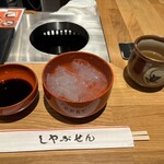 しゃぶせん - ※　「くずきり」は、透明度が高く、美しい見た目。表面はつるっとしており、均一な太さで食べやすい。食感は滑らかな喉越しともちもちとした歯切れの良さが魅力。風味は上品な甘みと葛本来の香りが楽しめ、黒蜜との相性も抜群。