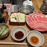 しゃぶせん 横浜店 - ■ランチBコース（国産牛リブロース70g+豚ロース70g・アスパラ豆腐・くずきり）　￥3,100　※　「ごまだれ」は、他のしゃぶしゃぶ屋さんとは一味違う。ラー油の刺激が食欲をそそり、胡麻の風味豊かな余韻が残る。ネギを入れることで、ごまだれの辛味と香りがより豊かになり、全体の味わいが深まる。