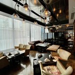 Ironbark Grill & Bar - ソファやワインセラーを備えたラグジュアリーな雰囲気のラウンジエリア