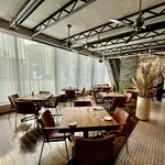 Ironbark Grill & Bar - ウッディであたたかみのあるカジュアルな雰囲気のダイニングエリア