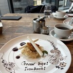 Ironbark Grill & Bar - 無花果とカシスのオージーパブロバ