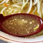 台湾四川料理 東華楼 - 背脂たっぷり！くせになりそうなニンニク効いたスープ。