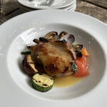 MOKICHI TRATTORIA - 美桜鶏の低温ロースト塩麹風味 浅利のバターソース