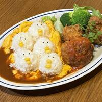 ブラックアンガスビーフハンバーグとバターミルクチキンのオムぴよライス