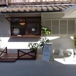 B-yond - 店舗  外観　まだ陽射しが強い