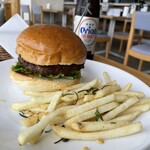 ダグズ・ダイナー&バー - バーガーとポテトのセットです。