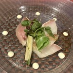 ゆとりろ軽井沢ホテル - 【'24.9】鰤のカルパッチョ 　マイクロハーブのサラダ仕立て 　コブサミコマヨネーズソースとご一緒に