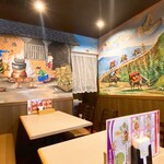 アジアンダイニング スバ - 店内のネパールの風景を描いた壁画(お手洗いもあり)