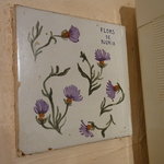 ロス・レイエス・マーゴス - 2009/11月：厨房正面カウンター横の壁に埋め込まれた手作りタイル