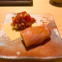 すが弥 - 奥が鮪タルタルとコンテチーズ、手前は鰤大根仕立て