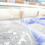 西村物産 直売店 - しらす陳列