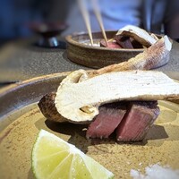 日本料理 TOBIUME - ＊小倉牛の上に盛られた「焼き松茸様」の量がスゴイ。ヽ(≧∀≦)ﾉ 見るだけでうっとりしますね。