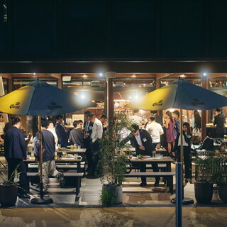 開放感抜群の広い店内＆屋根完備のテラス。大人数にお薦め！
