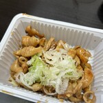 外呑処へそ 西成ホルモン焼 新橋0号店 - シロ（大腸）、ホルモンの定番です。脂少なめでコリコリ感がいい感じ！