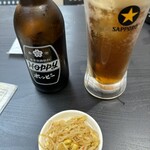 外呑処へそ 西成ホルモン焼 新橋0号店 - まずは、黒ホッピーセット！お通しのピリ辛もやしが嬉しい！