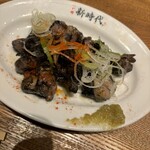 新時代 - 1番人気の「どる焼き」。要は親鳥の炭火焼きだが、親鳥ならではのブリブリした強い歯応えと凝縮された深い味わいは堪らない美味さ。岩塩がこの美味さを搾り出している！今日一のおすすめ！
