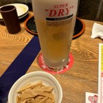 新時代 - まずは生ビール！190円でもちゃんとスーパードライ！お通しはメンマ。
