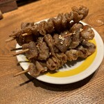 新時代 - 昼なので遠慮して小ピラミッド！６本で300円だが、パリパリした甘辛い鶏皮はまさに無限串！中の10本でも良かったと後悔！