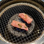 肉の青木商店 - 無煙ロースターで焼く