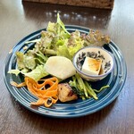 バルバルキッチンアメリ - ランチサラダ
      冷奴が復活した。季節がようやく変わったということか？ただ、以前の食満豆腐の味とは違うような気がした(未確認)