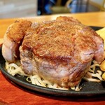 ローストポーク わん 大田原店 - 熟成した国産豚肩ロース450gは圧巻のボリュームです