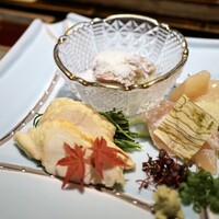銀座焼とり 京丹波 - ・鳥刺し 盛り合わせ
                    (5日熟成 モモとムネのタタキ、ササミ、ムネ昆布〆、レバー 岩塩と胡麻油)