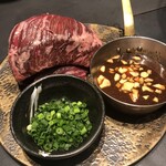 焼肉ホルモン 風土. - ハラミの塊、胡麻油でマリネ