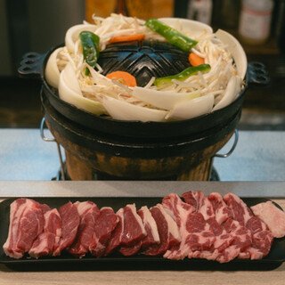 炭火で焼く本格派◎ラム肉3種が味わえる「ジンギス兜セット」