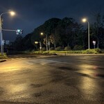 焼きもの家 慶 - 雨上がりの北大通りを渡る。この道の先はTXの研究学園駅だ。昔は北大通りは西大通りを渡ったらすぐに行き止まりで、その先には何も無いイメージだった^_^