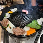 旭川成吉思汗 大黒屋 新橋店 - 初めは店員さんが焼いてくれた