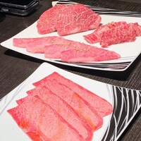 華火 錦店 - 手前からタン、ロース、カルビ、シャトーブリアン