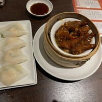 DimDimSum 大阪本店 - 海老入り腸粉、鳥足醤油ソース蒸し
